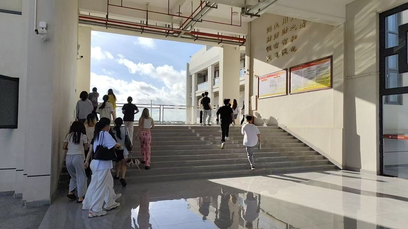 迎着朝阳去早读